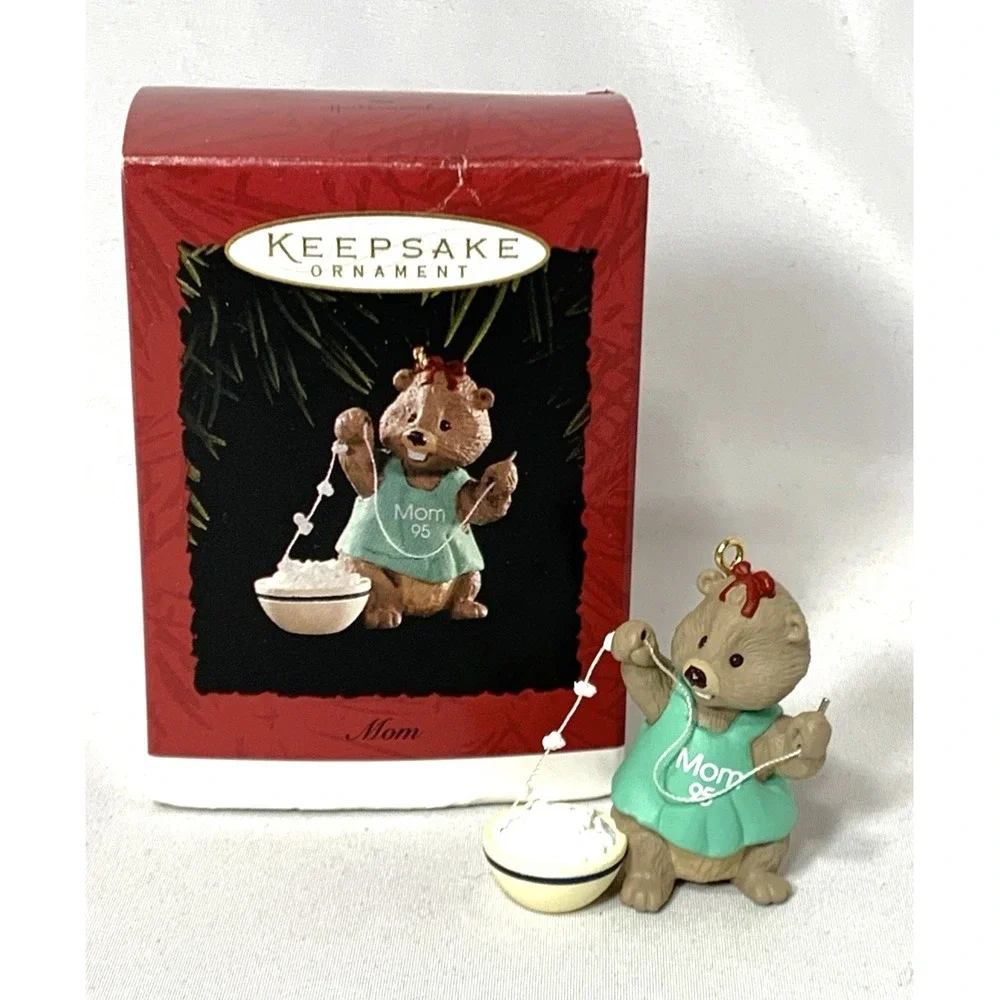 Hallmark Keepsake Ornament 1995- Mom - Beaver‎ Stringing Popcorn